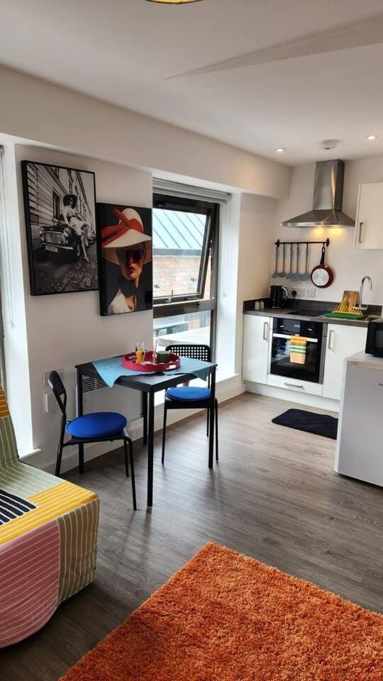 Kitchen or kitchenette, Living room, Seating area, Dining area, stove
