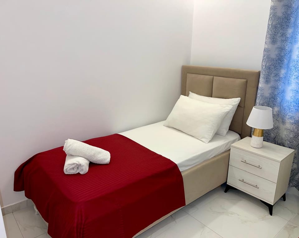 Bed, Photo of the whole room, Bedroom, towels