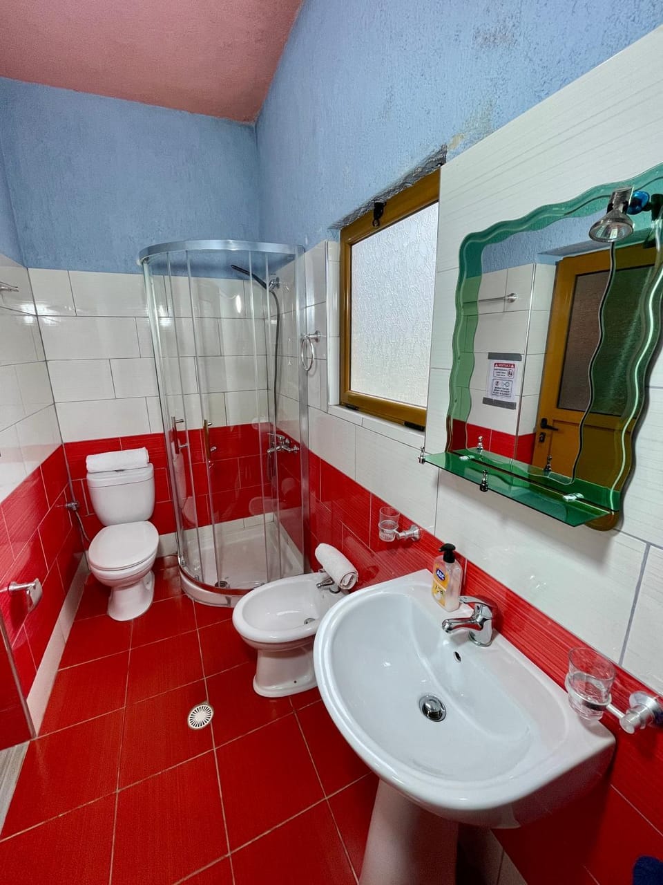 Shower, Toilet, Bathroom, Bath, bidet, towels