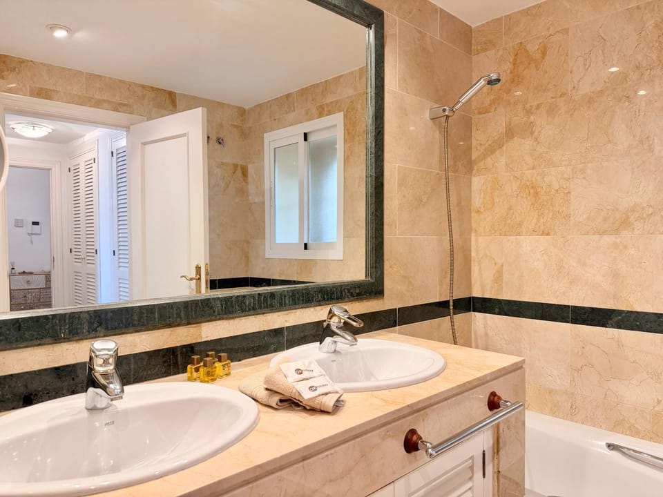 Bathroom, Bath, towels