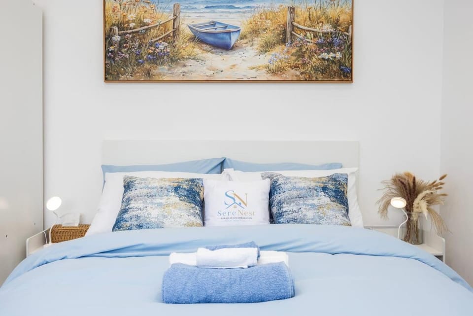 Bed, Bedroom, towels