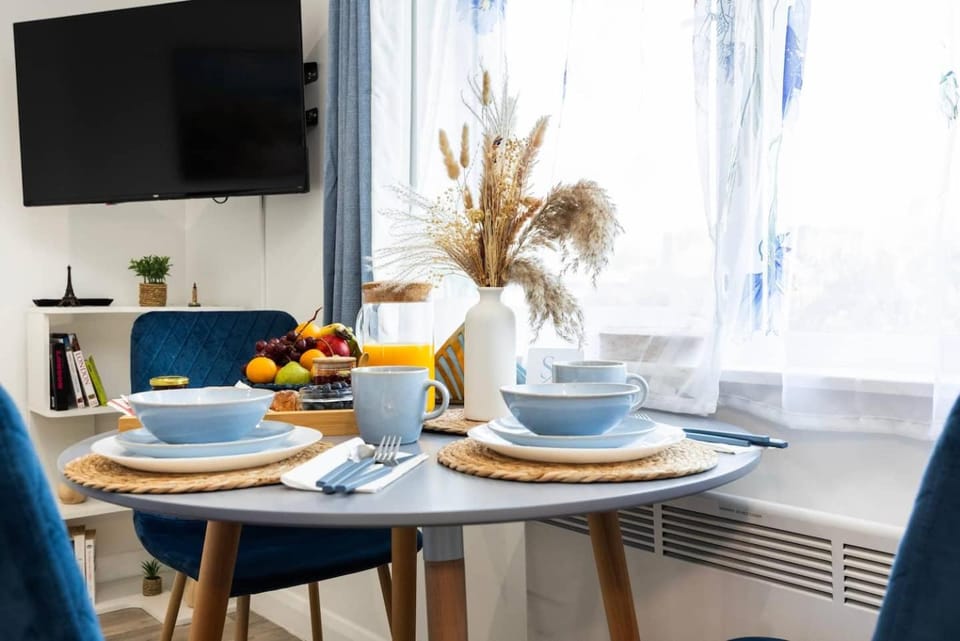 TV and multimedia, Dining area, Garden view