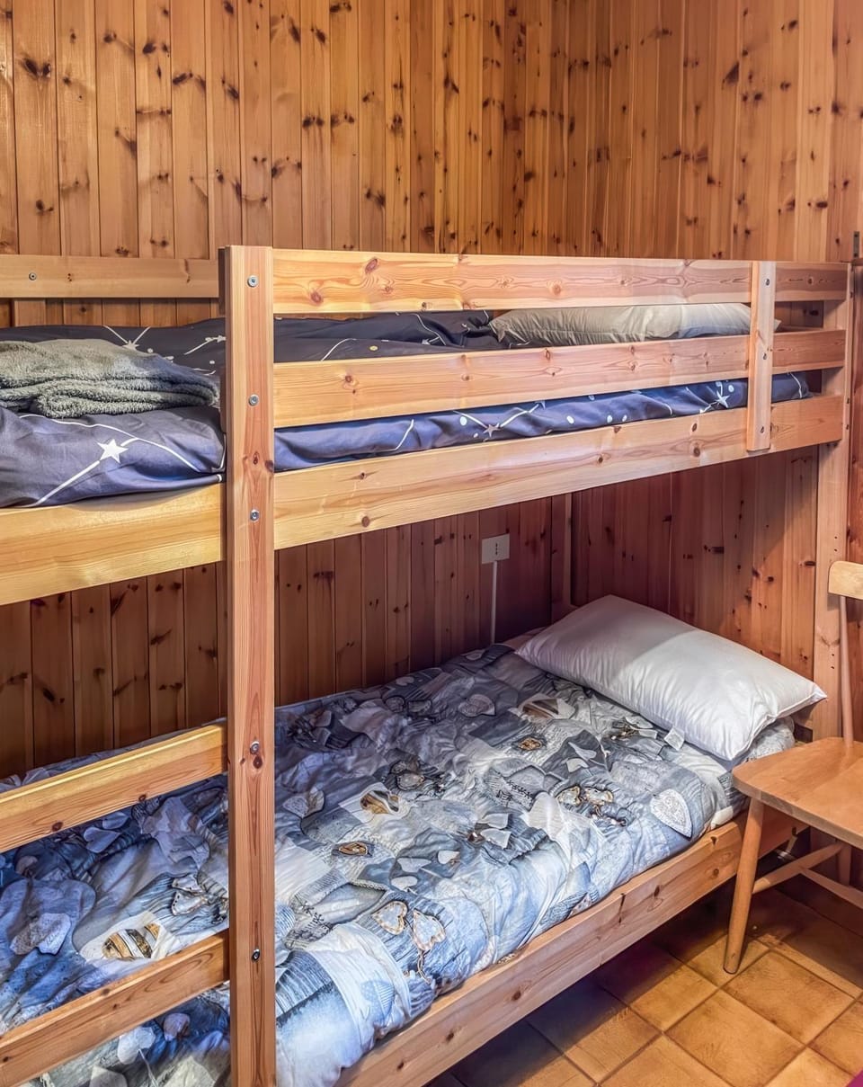 Bedroom, bunk bed