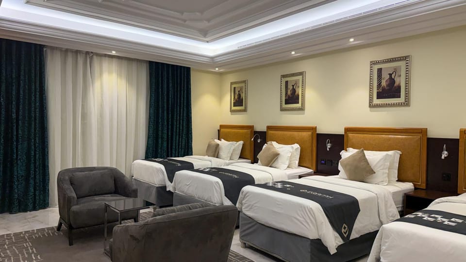 Bed, Photo of the whole room, Seating area, Bedroom