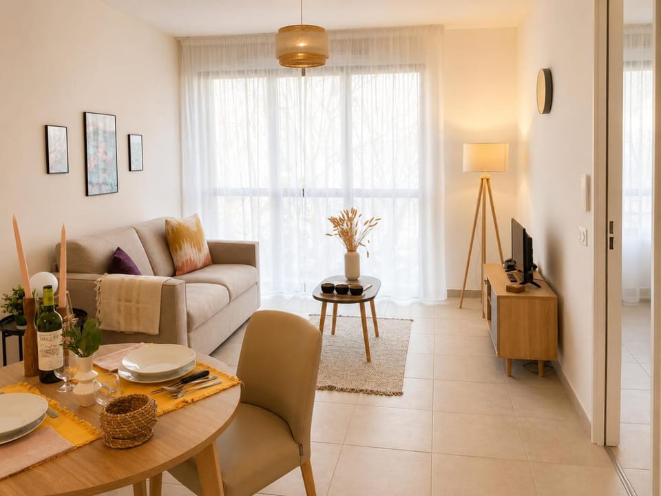 TV and multimedia, Living room, Seating area, Dining area