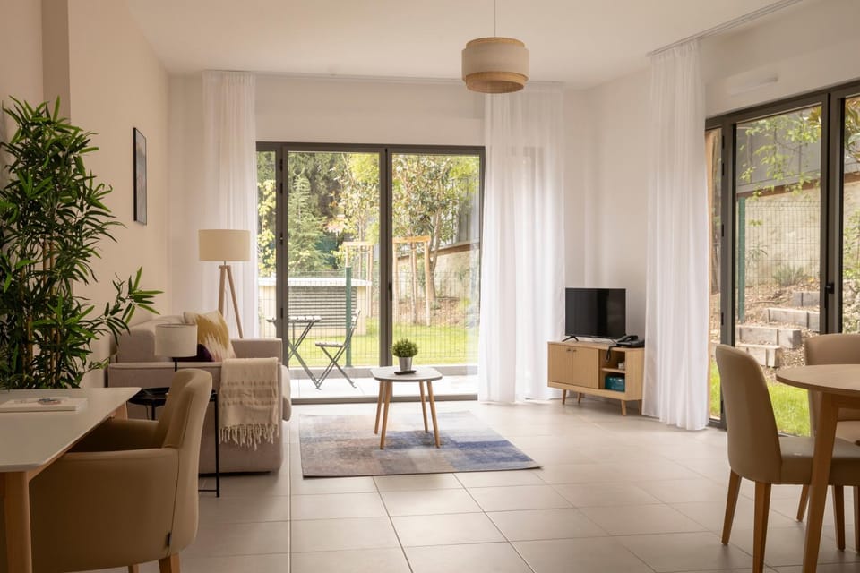 TV and multimedia, Living room, Seating area, Dining area