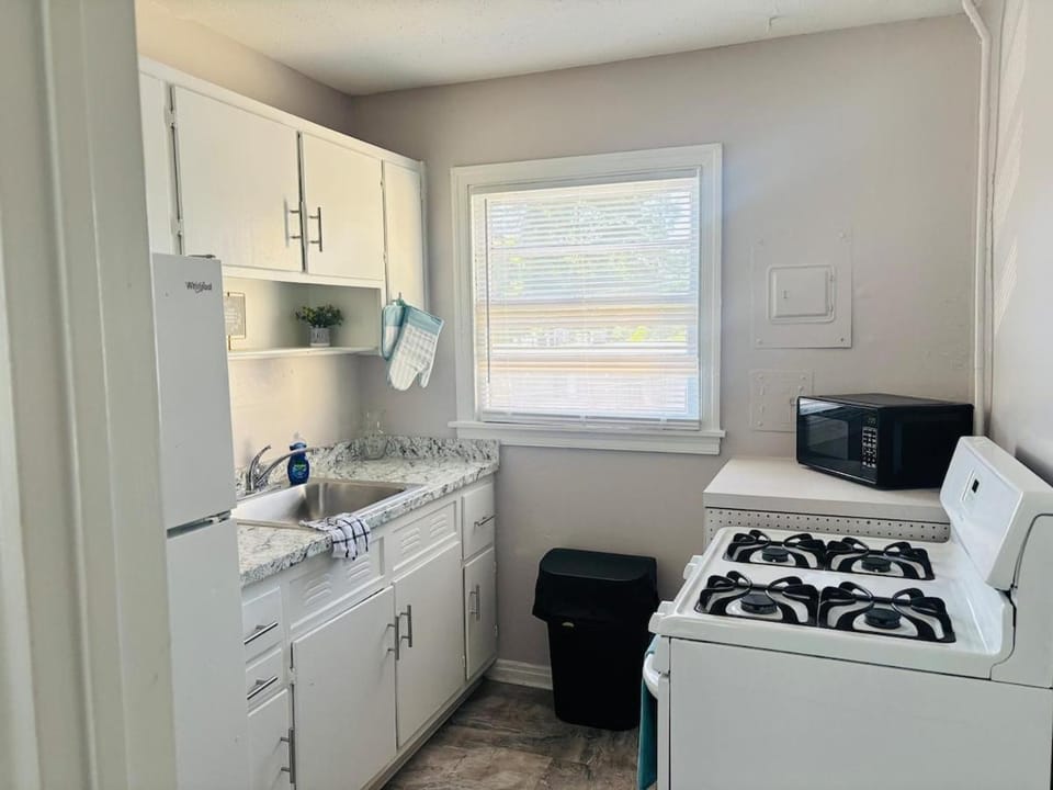 Cozy retreat in the heart of little 5 points Apartment in Druid Hills