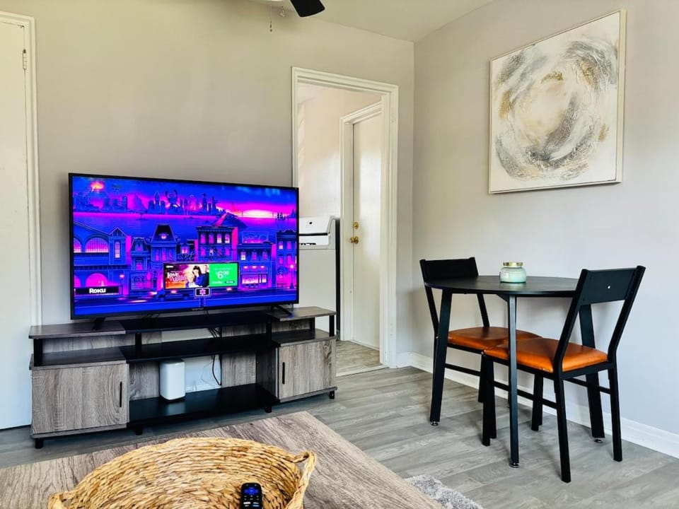Cozy retreat in the heart of little 5 points Apartment in Druid Hills