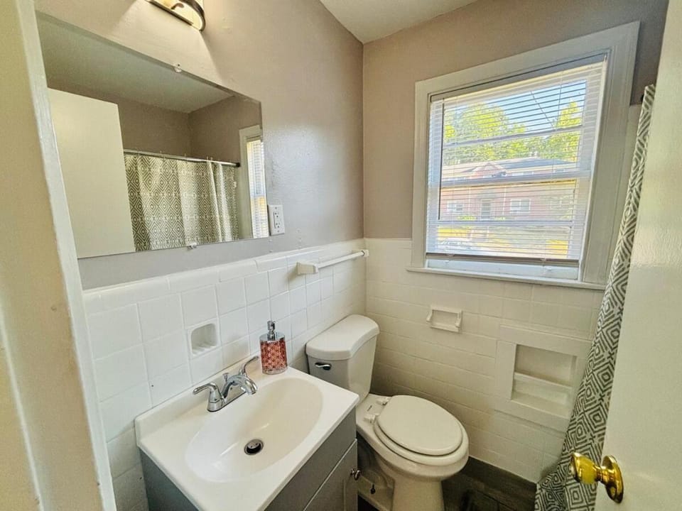 Cozy retreat in the heart of little 5 points Apartment in Druid Hills