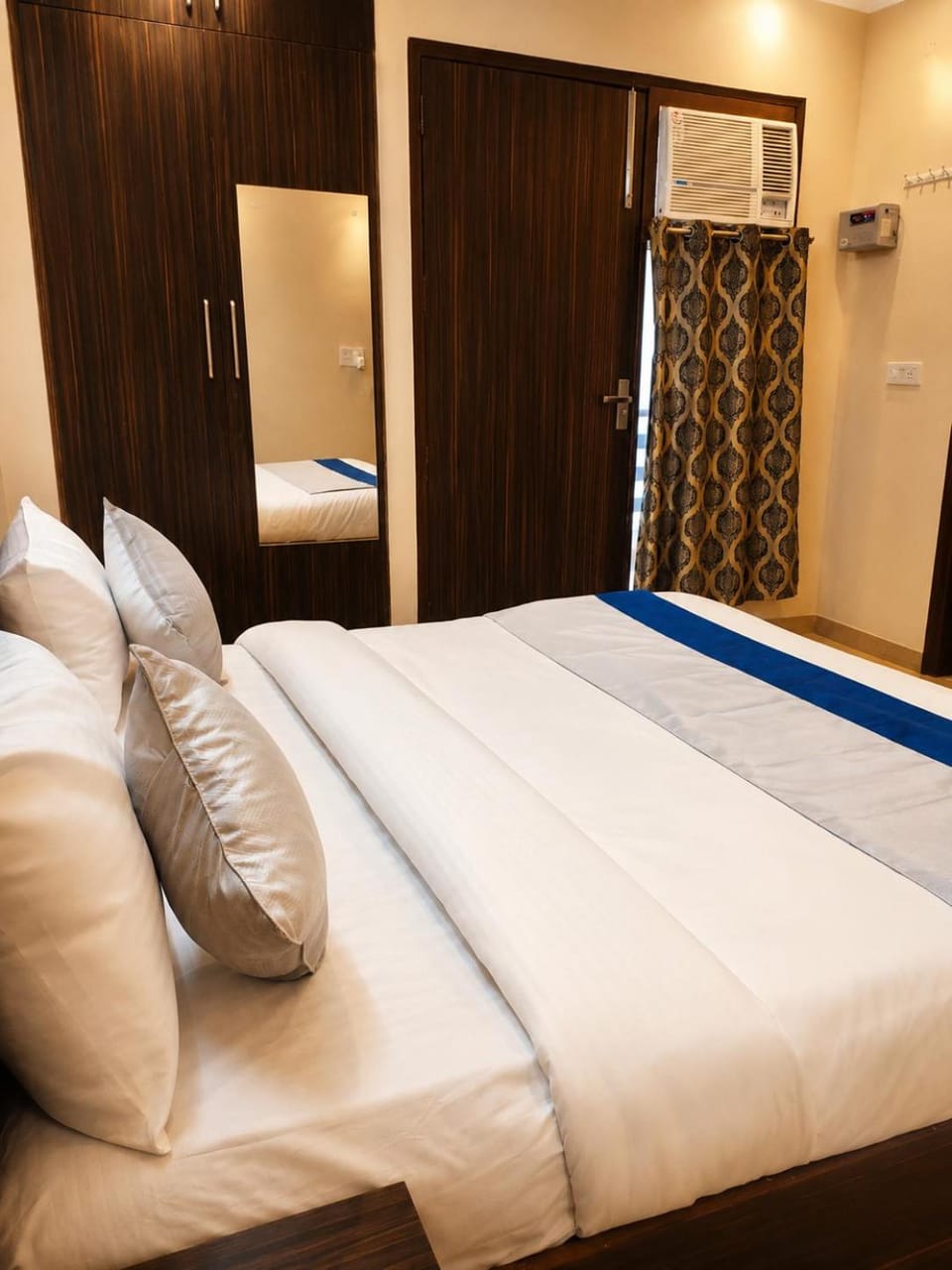 Bed, Photo of the whole room, Bedroom, air conditioner