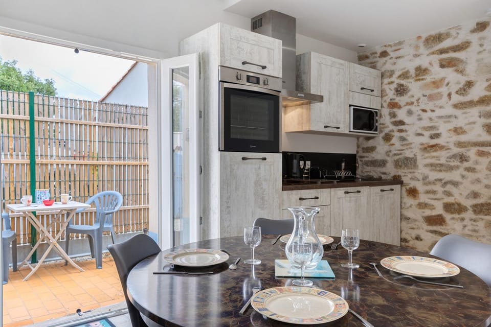 Property building, Kitchen or kitchenette, Living room