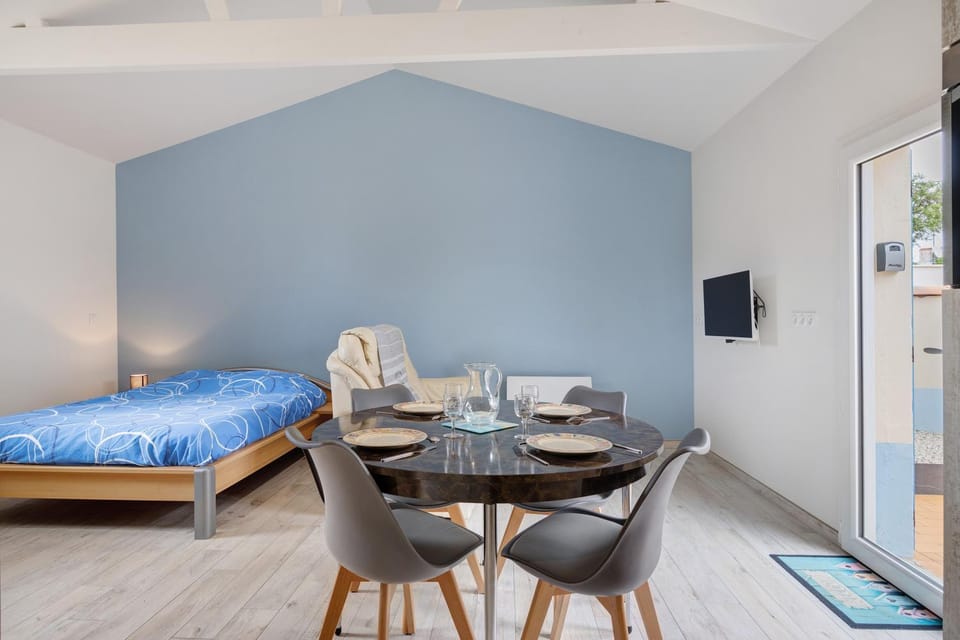 Property building, Living room, Bedroom