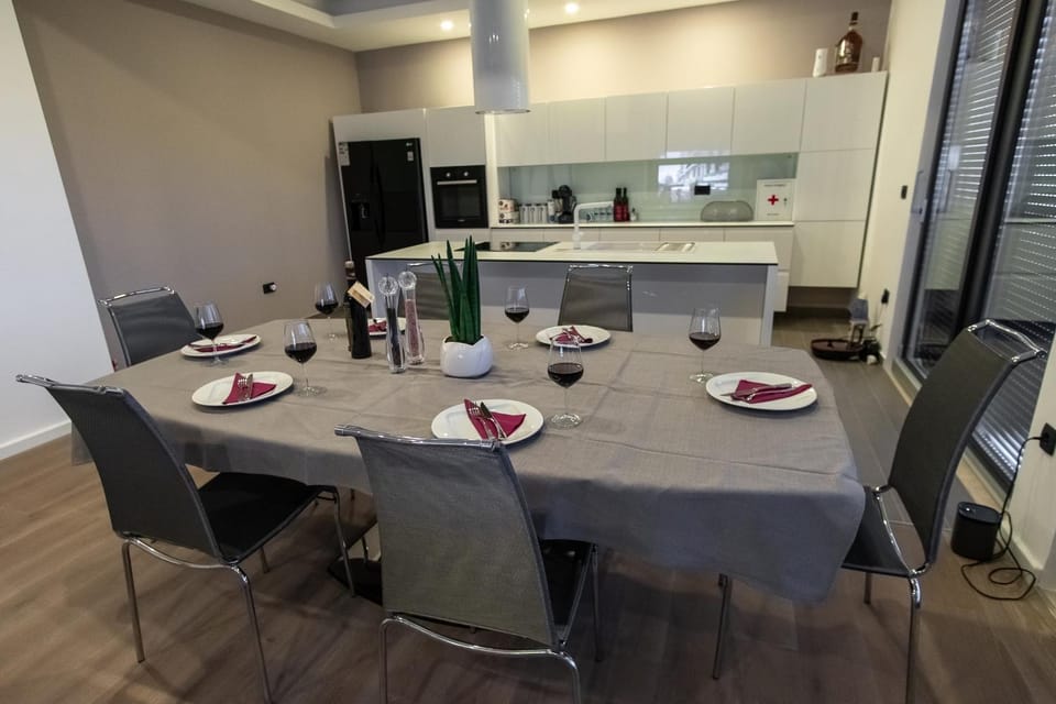 Dining area, kitchen