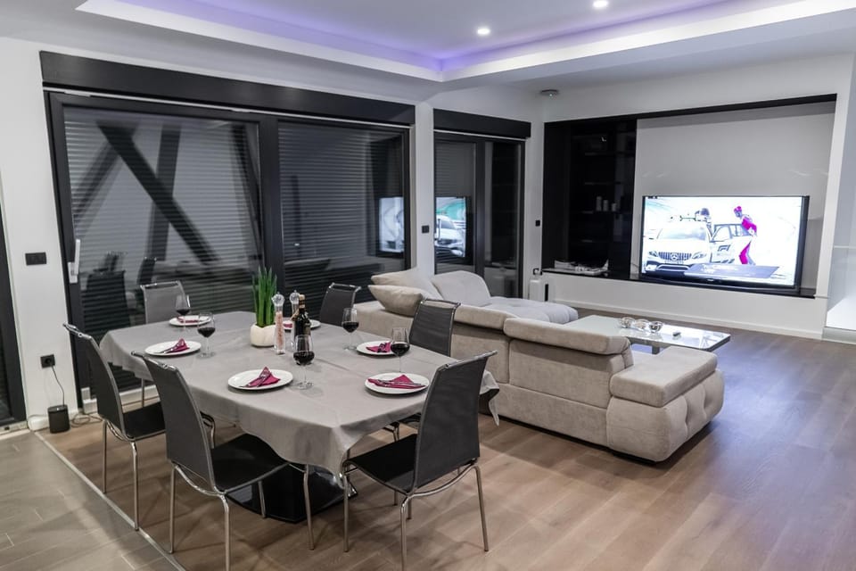Living room, Dining area
