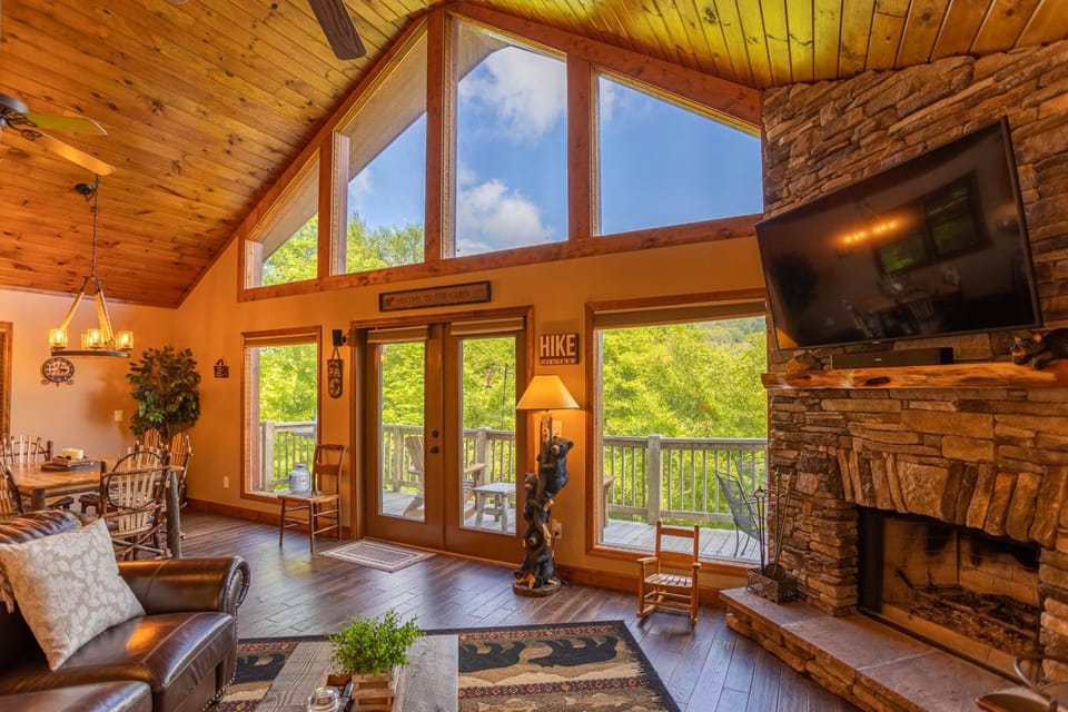 Bearadise Cabin - Pet Friendly Great Views Firepit and Yard on Sugar Mountain 2 Car Garage Cabin in Sugar Mountain