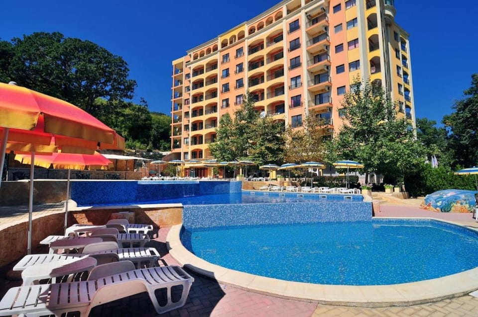 Day, Swimming pool, sunbed