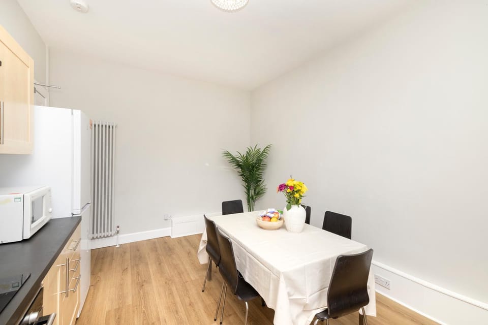 Edinburgh City 6-Bedroom Apartment in the heart of West End Apartment in Edinburgh