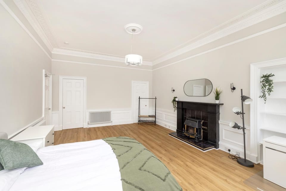 Edinburgh City 6-Bedroom Apartment in the heart of West End Apartment in Edinburgh