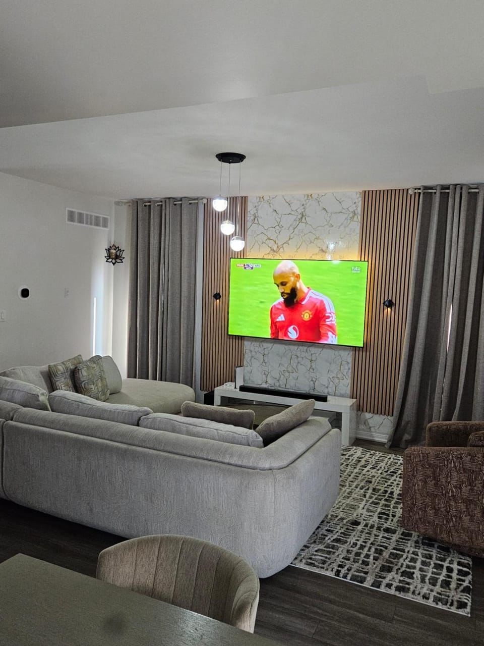 Luxury 4 BDRM Niagara Escape with Free Falls Drop -Off House in New York