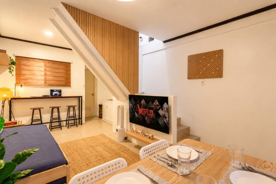 TV and multimedia, Kitchen or kitchenette, Living room, Seating area, Dining area