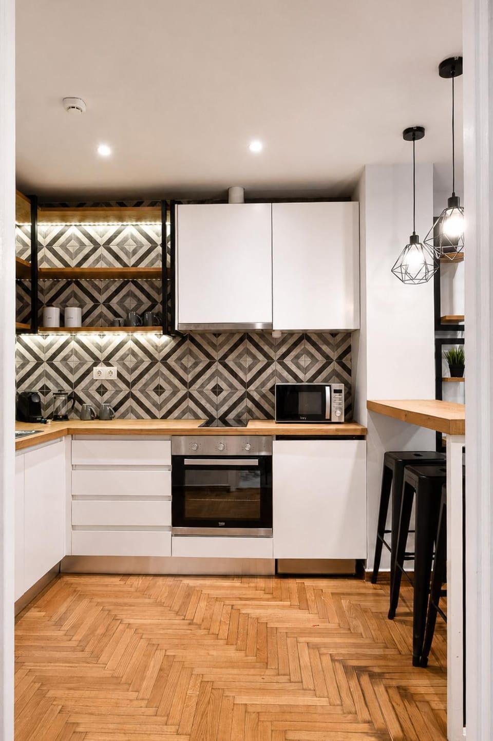 Kitchen or kitchenette, oven