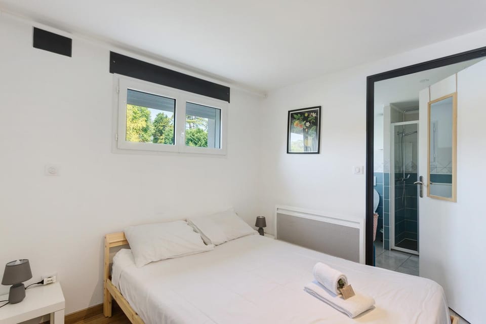 Property building, Living room, Bedroom