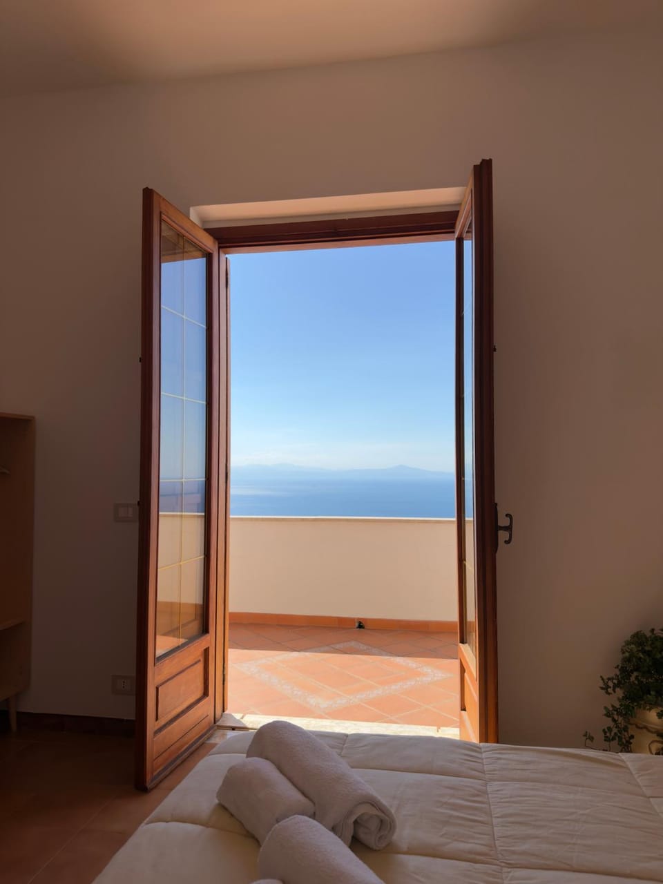 Bed, Natural landscape, Photo of the whole room, Bedroom, Sea view