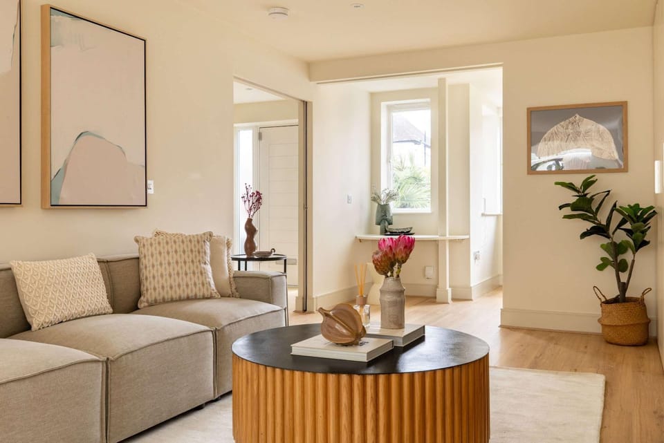 The Glazed Gable & Alfresco Apartment in Edgware