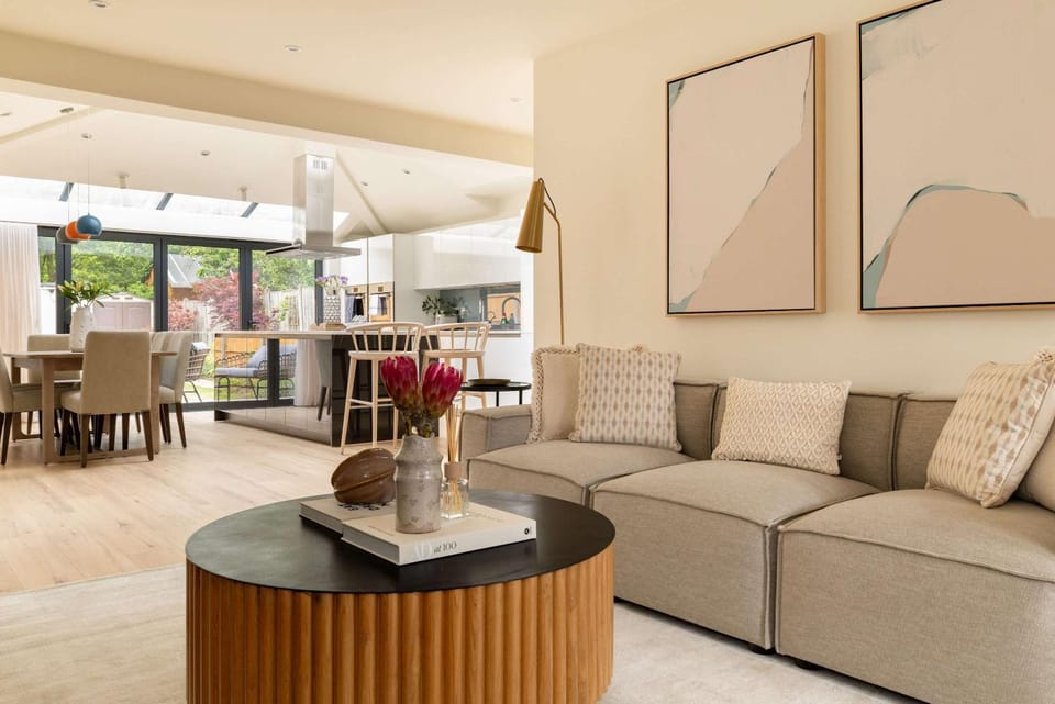 The Glazed Gable & Alfresco Apartment in Edgware
