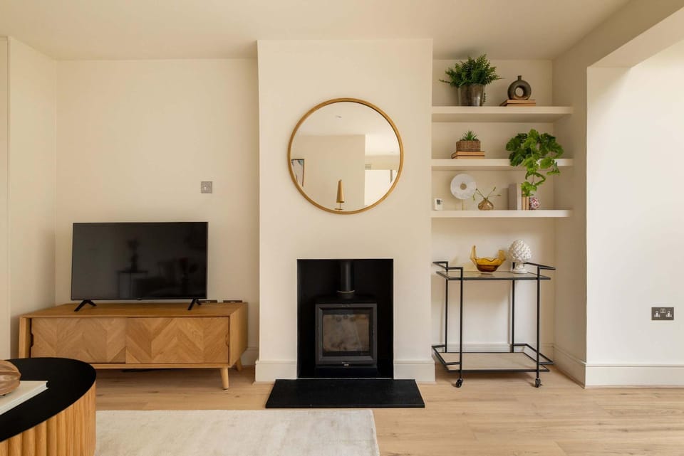The Glazed Gable & Alfresco Apartment in Edgware