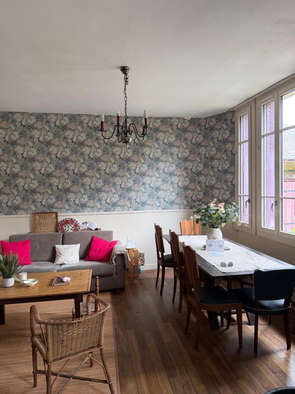 Living room, Seating area, Dining area