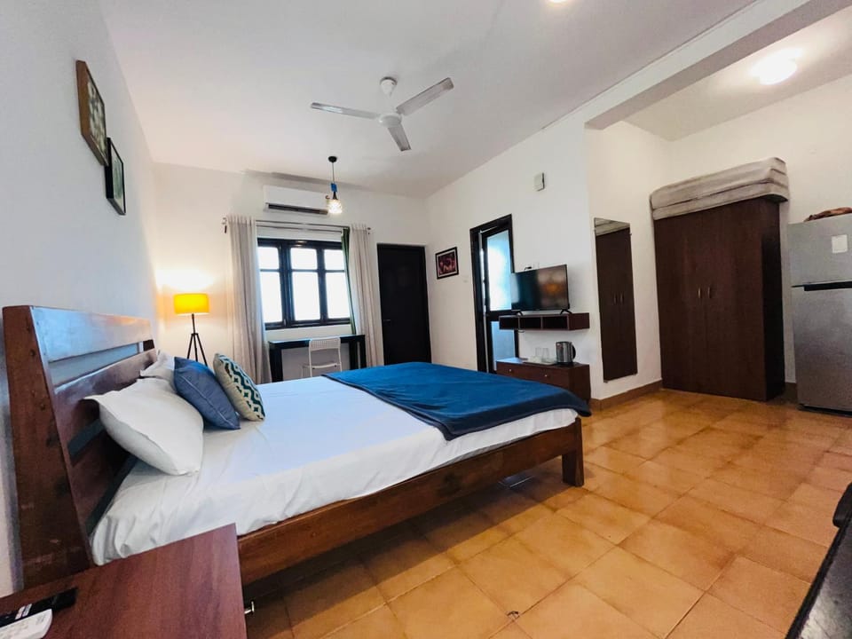 Bed, TV and multimedia, Kitchen or kitchenette, Photo of the whole room, Bedroom, minibar, oven, wardrobe, air conditioner
