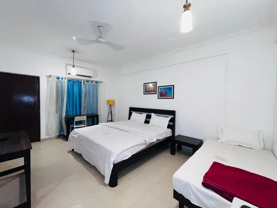 Communal lounge/ TV room, Bed, TV and multimedia, Photo of the whole room, Evening entertainment, Bedroom, fireplace, air conditioner
