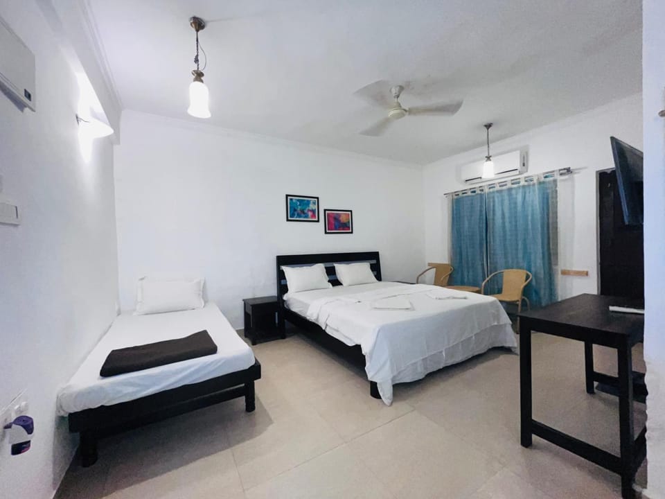 Bed, TV and multimedia, Photo of the whole room, Bedroom, fireplace, hair dresser, air conditioner