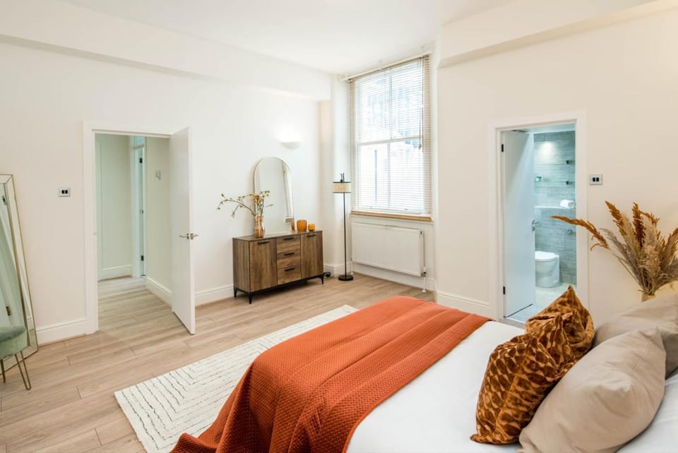 Beautiful Flat at Cornwall Gardens Apartment in City of Westminster