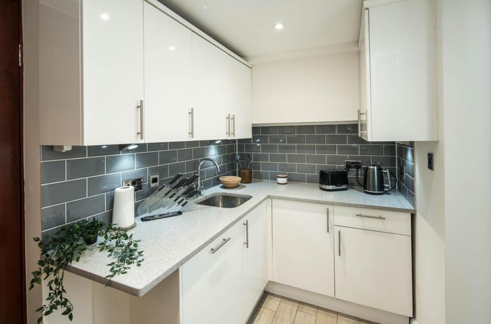 Beautiful Flat at Cornwall Gardens Apartment in City of Westminster