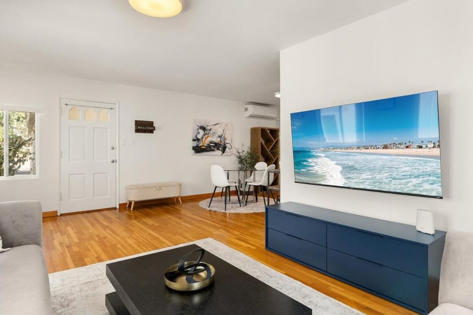 Modern Brentwood Retreat Near Wilshire Apartment in Brentwood