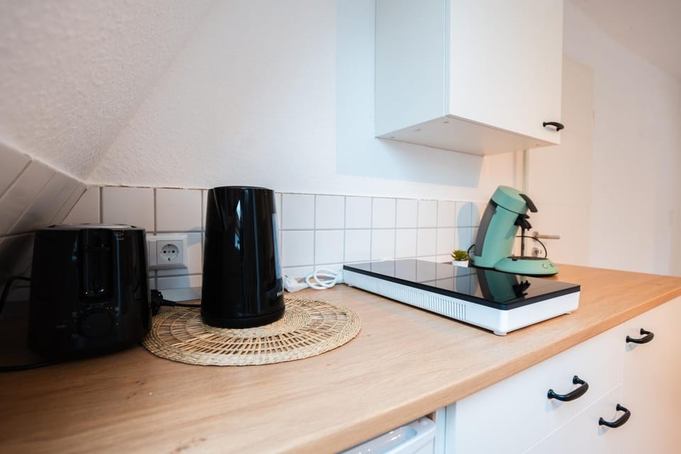 Coffee/tea facilities, Kitchen or kitchenette, stove, toaster