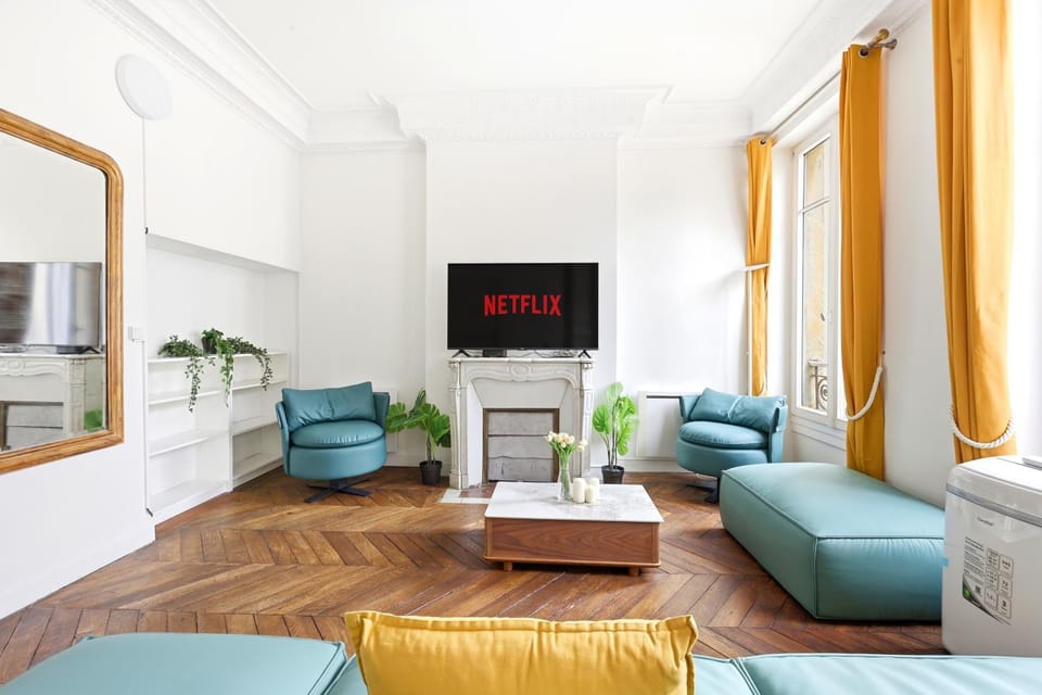 Communal lounge/ TV room, TV and multimedia, Living room, Seating area, Evening entertainment