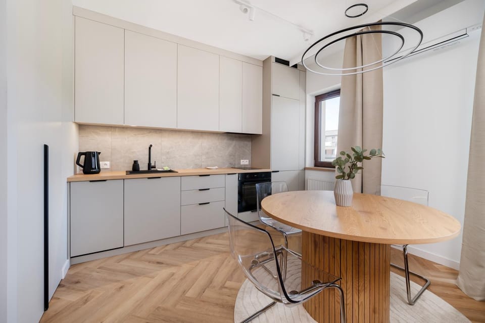 Coffee/tea facilities, Kitchen or kitchenette, Dining area, stove