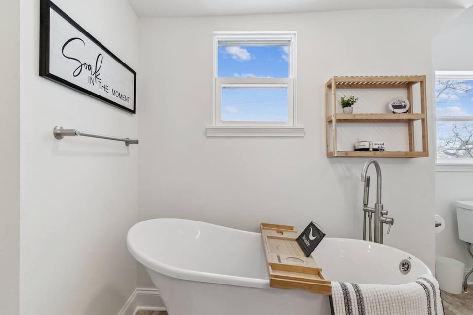 The Schoolhouse-Steps from Coe & Close to Downtown House in Cedar Rapids