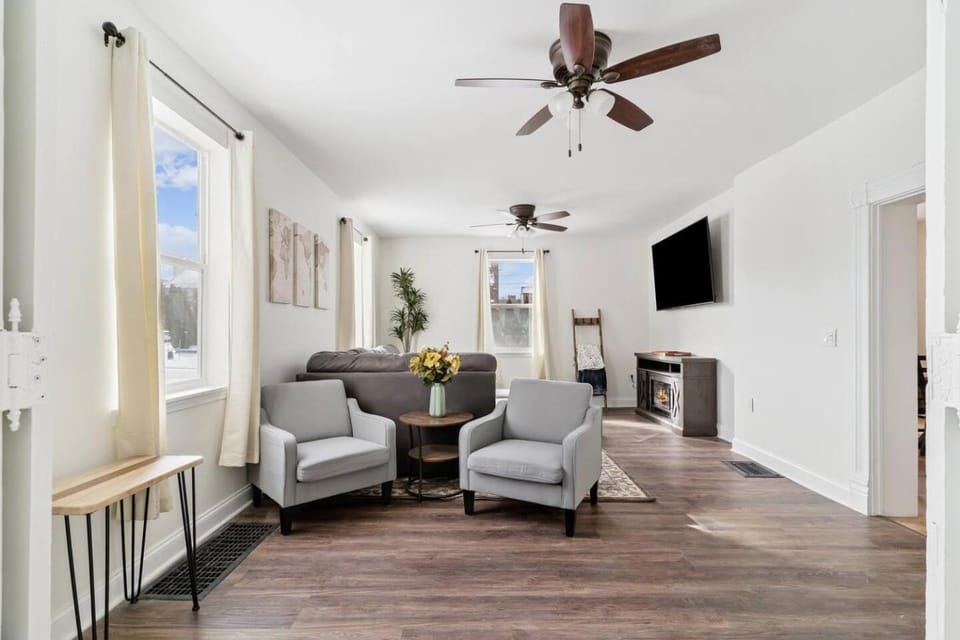 The Schoolhouse-Steps from Coe & Close to Downtown House in Cedar Rapids