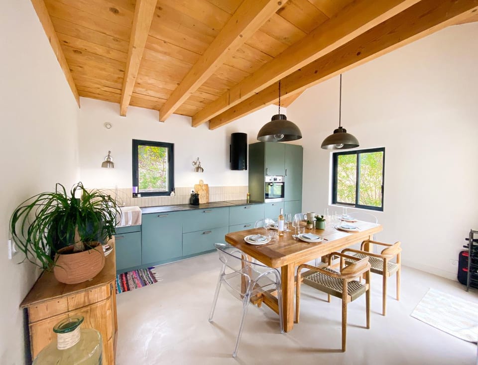 Kitchen or kitchenette, Dining area