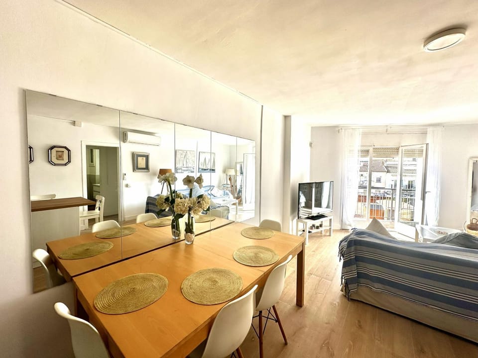 Living room, Photo of the whole room, Dining area