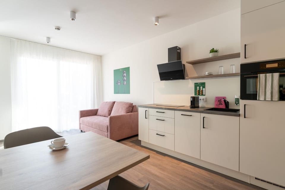 Coffee/tea facilities, Kitchen or kitchenette, Living room, Seating area