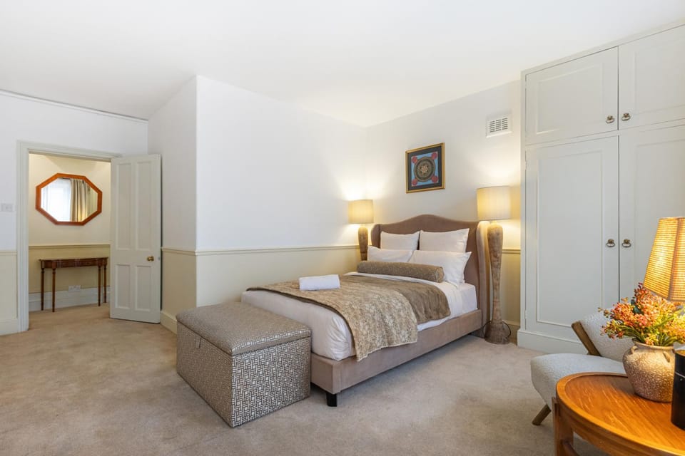 Elegant 2BDR Mayfair flat near Hyde Park & Oxford Street Apartment in City of Westminster