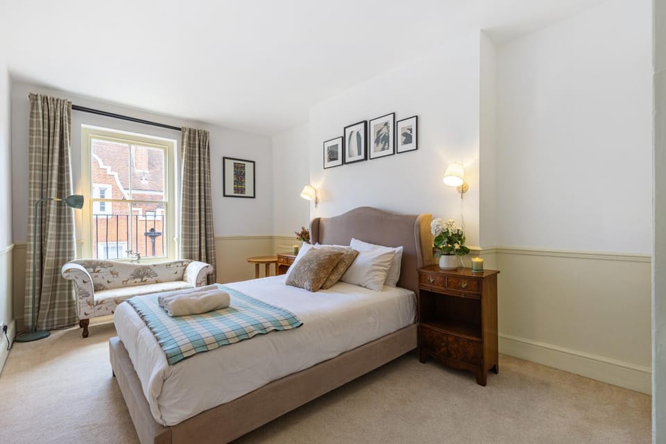 Elegant 2BDR Mayfair flat near Hyde Park & Oxford Street Apartment in City of Westminster