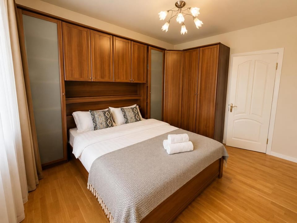 Photo of the whole room, towels, wardrobe