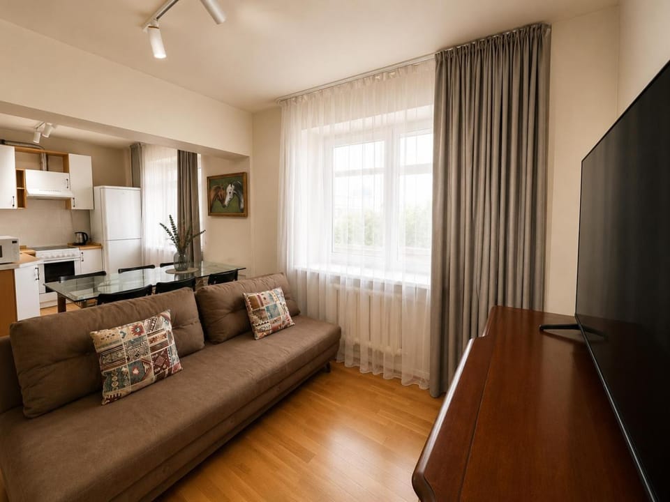 Kitchen or kitchenette, minibar