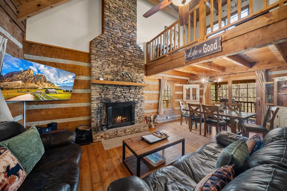 5 Bears Cabin Wooded cabin with hot tub arcade games pool table fire pit Cabin in Brushy Fork